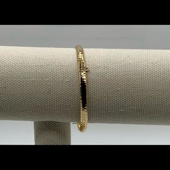 New 14k Gold Hammered and Hinged Bangle. 4.75 mm wide bangle. - Picture 8 of 11